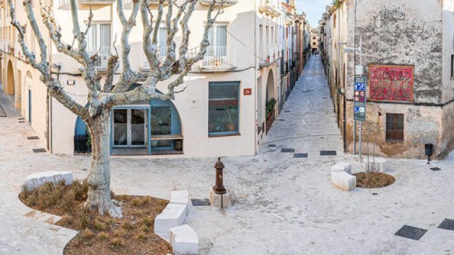 Discover the Intricacies of Carved Travertine in Urban Design