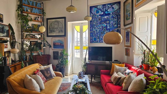 Discovering Vintage Charm in a Modern Space: A Wallpaper Gallery