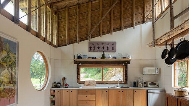 Photography: la cabina de la curiosidad suspends timber ‘nests’ beneath eucalypt