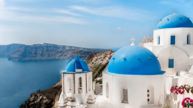 Elegant Mediterranean Vibes: The Allure of Santorini-Inspired Wallpapers