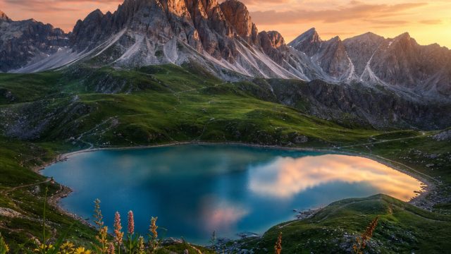 Stunning Landscapes: Elevate Your Space with Vibrant Wallpapers