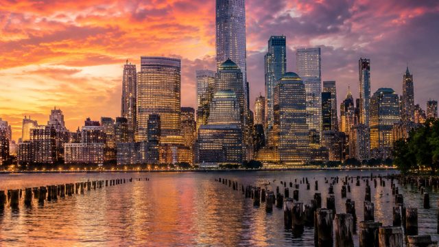 Explore the Captivating World of Urban Skyline Wallpapers
