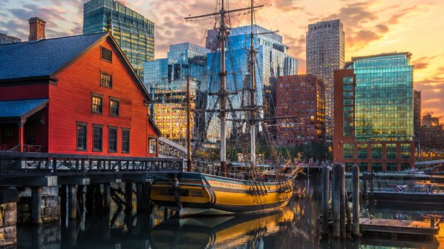 Timeless American Revolution: Boston's Iconic Scenery for Your Screen