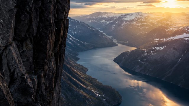 Explore the Thrills of Fear: Captivating Wallpapers for Brave Souls