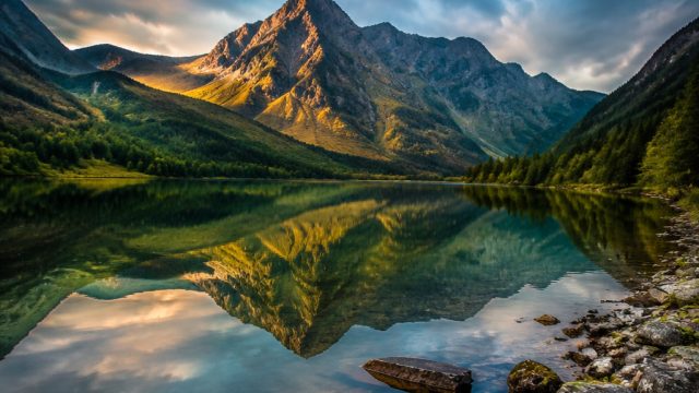 Captivating Natural Landscapes: Perfect Backgrounds for Your Device