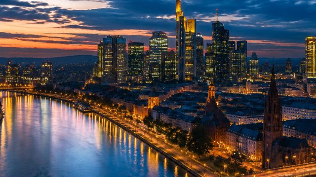 Captivating Urban Landscapes: A Modern Wallpaper Journey