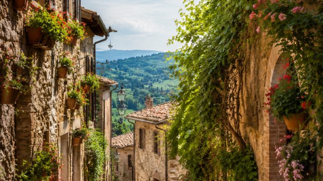 Exploring Enchanting Streets: Scenic Italian Pathways as Wallpaper