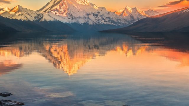 Elevate Your Screen with Captivating Minimalist Wallpapers