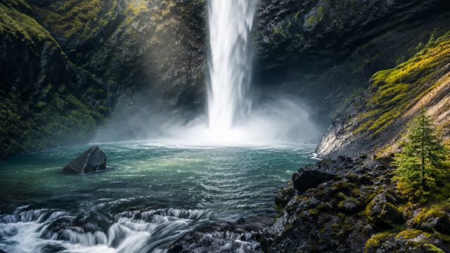 Discover Stunning Waterfalls: Nature's Breathtaking Canvas