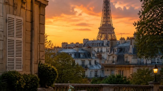 Captivating Parisian Vibes: Your Go-To Wallpaper Inspiration