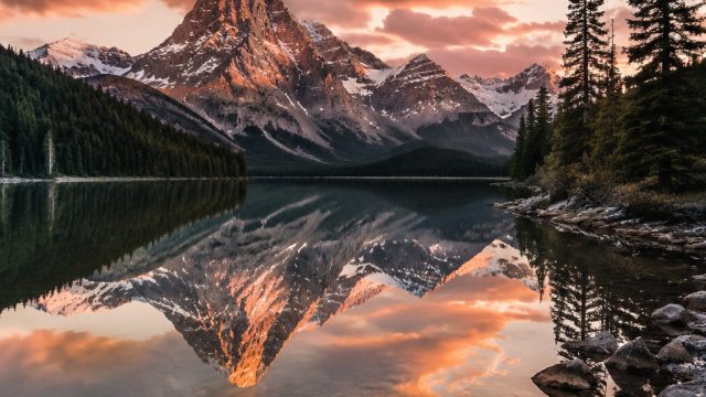 Captivating Nature: Stunning Landscapes for Your Screen
