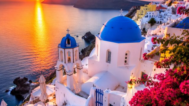 Breathtaking Santorini: A Dreamy Wallpaper Escape