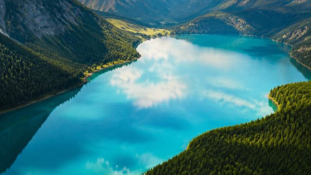 Stunning Aerial Views: Elevate Your Screen with High-Flying Wallpapers