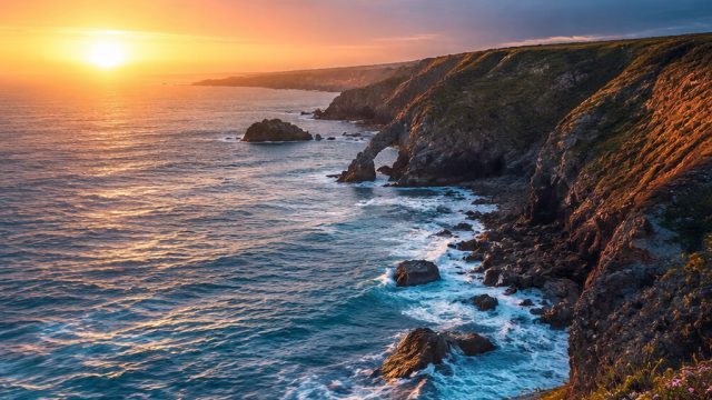 Captivating Coastal Vistas: A Refreshing Take on Wallpaper Aesthetics
