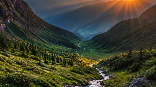 Embracing Nature's Majesty: Stunning Landscapes for Your Screens