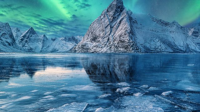 Captivating Arctic Scenes: Transform Your Screens with Winter Beauty