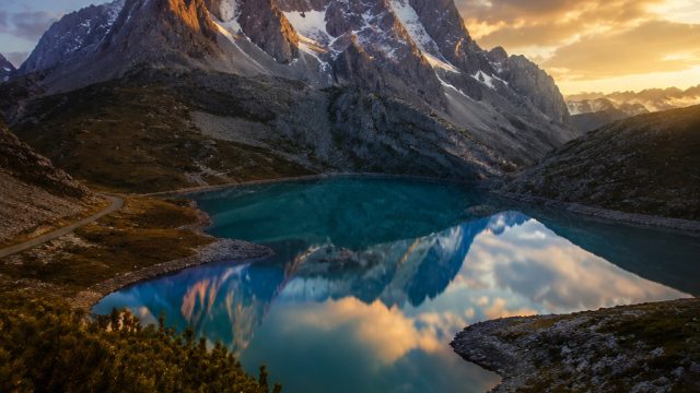 Photographic Journeys: Capturing the Essence of Nature in Wallpaper