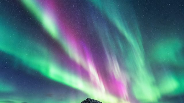 Captivating Aurora: Transform Your Screen with Enchanting Lights