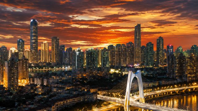 Captivating Urban Landscapes: A Modern Wallpaper Experience