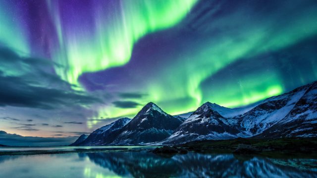 Captivating Aurora: A Stunning Wallpaper Experience for All Screens