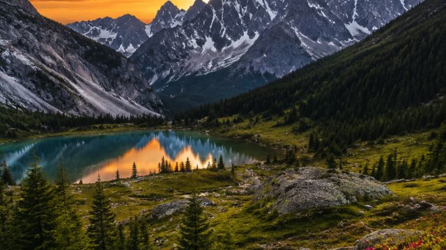 Nature's Majesty: Captivating Landscapes for Your Screen