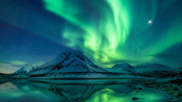 Experience the Ethereal Beauty of Aurora Borealis Wallpapers