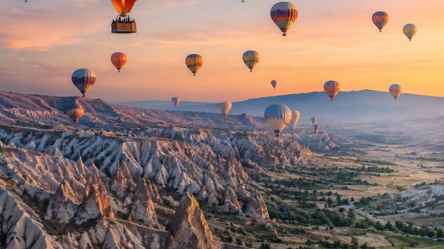 Soaring Above: Captivating Hot Air Balloon Wallpapers