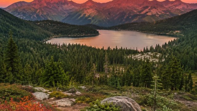 Explore Tranquil Landscapes: Perfect Backgrounds for Your Screens