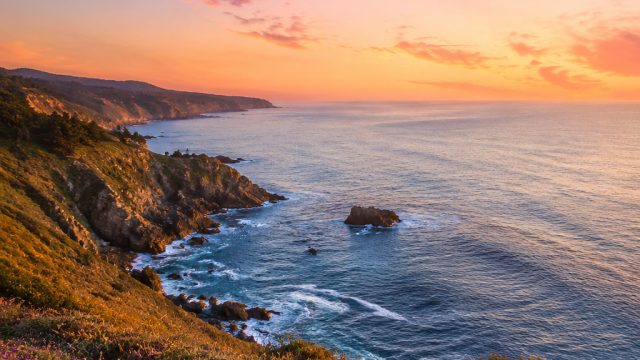 Captivating Coastal Scenes: Perfect Wallpaper for Every Screen