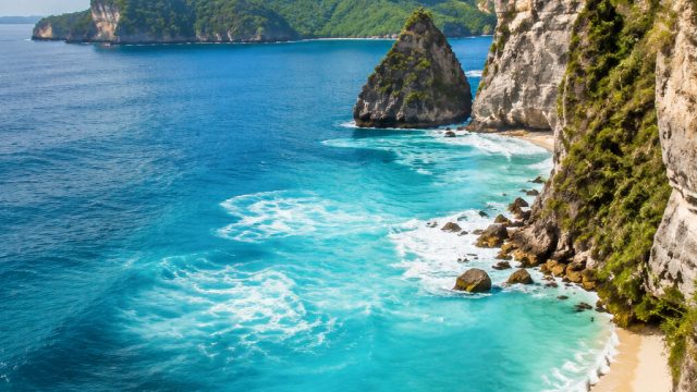 Captivating Coastal Views: Wallpaper That Transports You to Paradise